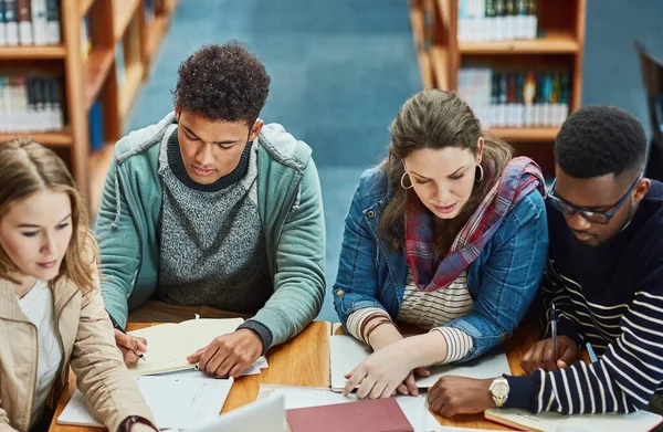 Менше Стресу Коли Вчимося Разом Група Студентів Університету Працюють Бібліотеці — стокове фото
