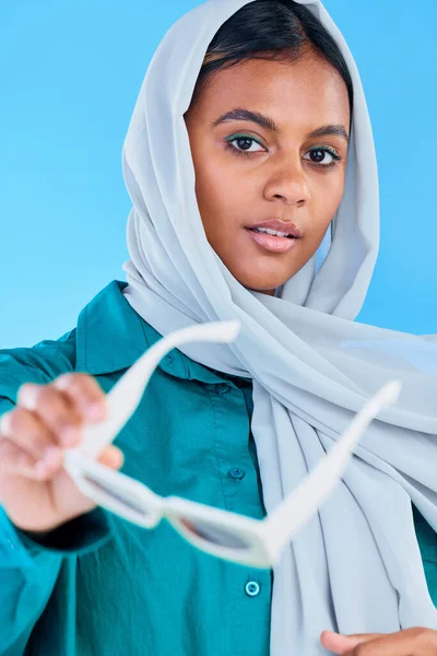 Mode Glasögon Ansikte Porträtt Och Muslimsk Kvinna Med Hijab Trendiga — Stockfoto
