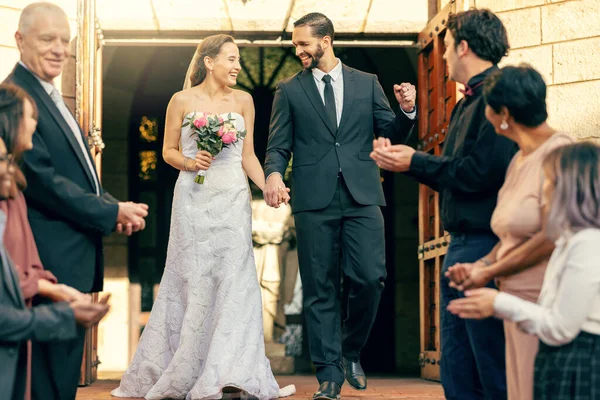 Düğün Erkek Kadın Konuklarla Yapılan Bağlılık Töreninden Sonra Aşklarını Kilisede — Stok fotoğraf