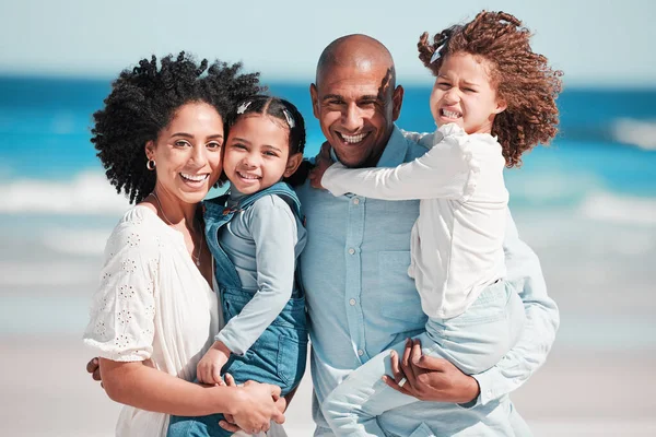 Rodzina Uśmiech Portret Plaży Wakacjach Nawiązywanie Więzi Opieka Nad Morzem — Zdjęcie stockowe