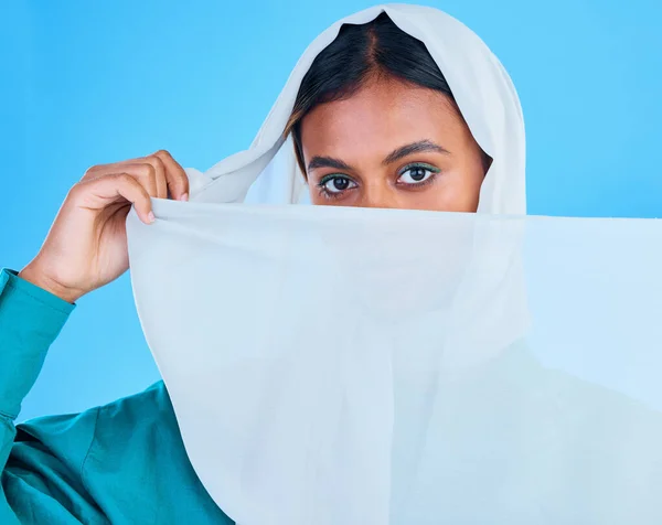 Mulher Muçulmana Cobrir Rosto Com Cachecol Estúdio Fundo Azul Fundo — Fotografia de Stock