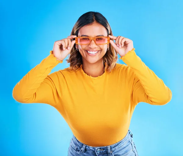 Kacamata Mode Potret Bahagia Dan Wajah Wanita Dengan Pakaian Merek — Stok Foto