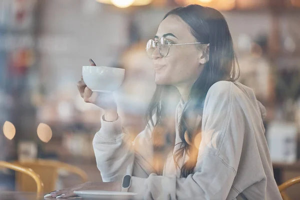 Tänker Ler Och Kvinna Dricker Kaffe Ett Café För Att — Stockfoto