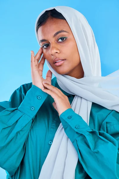 穆斯林 女性和严肃的肖像画在工作室 蓝色背景和色彩背景 年轻的女性模特儿 伊斯兰文化和赋权之美 自豪的宗教和雅致的头巾的阿拉伯风格 — 图库照片