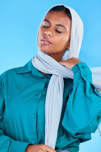 平静的穆斯林 女人和美丽的头巾在工作室 蓝色背景或彩色背景 年轻的女模特 伊斯兰文化和围巾 眼睛紧闭在赋权 宗教和优雅的阿拉伯风格上 — 图库照片