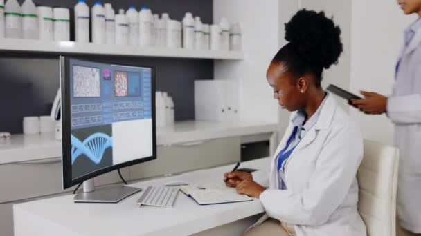 Kadınlar Bilim Adamları Tıp Araştırmalarıyla Laboratuvar Takım Tablet Bilim Deneylerinin — Stok video