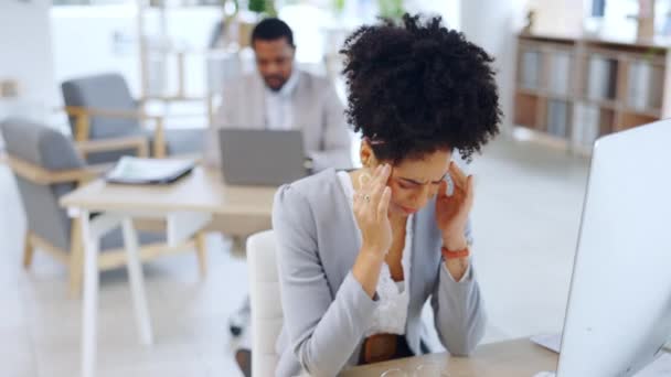 ストレス 燃え尽きや疲れ感でビジネス女性 コンピュータや頭痛の種は オフィスの机の上で過労した 職場でのデスクトップPcによる悪い頭の痛み 緊張や緊張を経験する疲れた女性従業員 — ストック動画