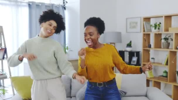 Друзья Танцуют Вместе Весело Свободно Ритмом Музыкой Людьми Танцуют Квартире — стоковое видео