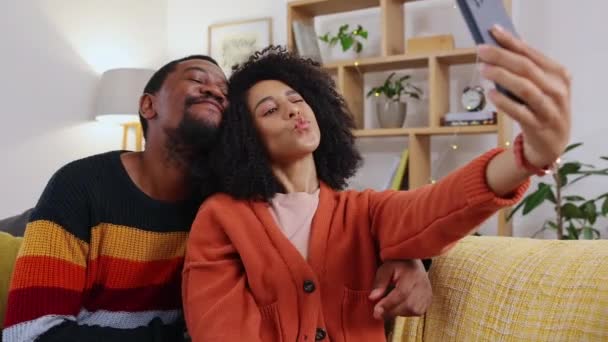 Amor Selfie Sofá Casa Casal Com Felicidade Sorrir Juntos Para — Vídeo de Stock