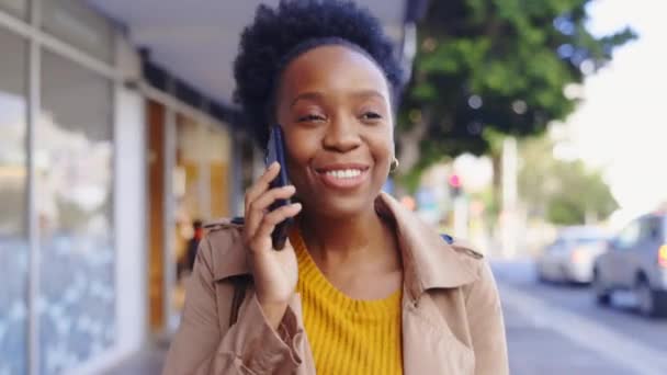 ネットワーク 通勤のための都市の黒人女性との電話 笑いとビジネス 連絡先 会話のための都市の町の女性と面白いと朝 接続し リラックス — ストック動画