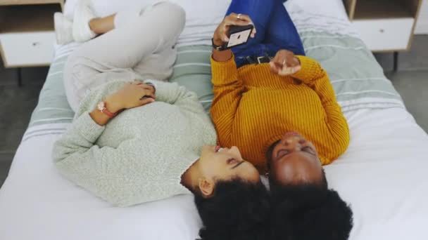 Друзья Отдыхают Смартфоном Прокручивают Сайт Разговаривают Женщины Лежа Кровати Коммуникацией — стоковое видео