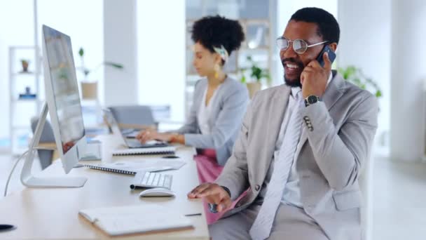 商务人士 电话及电脑沟通 以便在办公室桌上进行对话或讨论 黑人顾问 推销员或代理人在智能手机上谈论商业交易或销售 — 图库视频影像