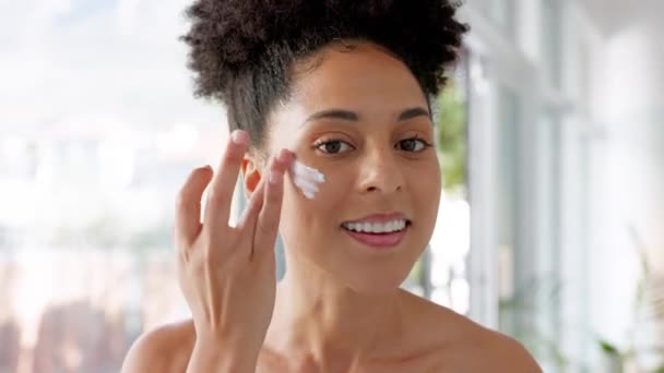 Zwarte Vrouw Schoonheid Huidverzorging Crème Voor Natuurlijke Gloed Gezonde Huid — Stockvideo