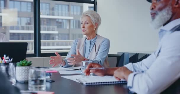 Mujer Mayor Líder Equipo Colaboración Con Planificación Documentos Estrategia Marketing — Vídeo de stock
