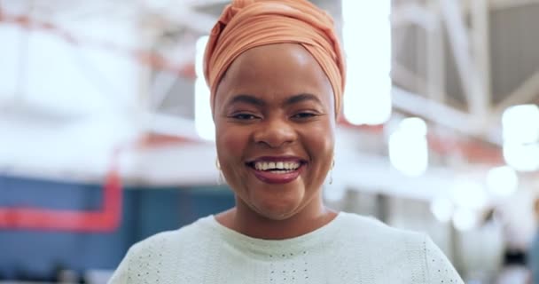 Zwarte Vrouw Gezicht Glimlach Van Een Leraar Werknemer Klaar Voor — Stockvideo