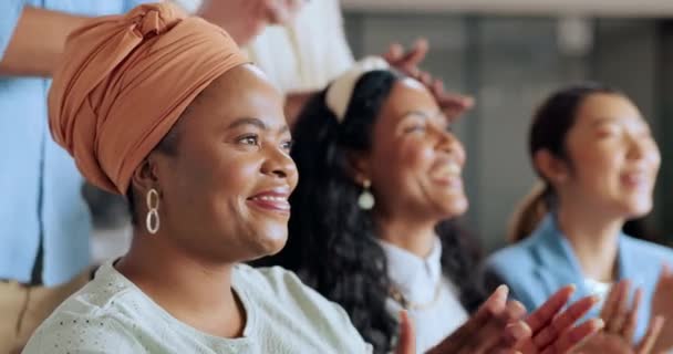 Черная Женщина Аплодисменты Бухгалтерская Деловая Встреча Сотрудниками Празднование Успеха Компании — стоковое видео