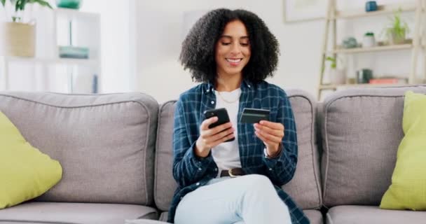 Πιστωτική Κάρτα Τηλέφωνο Και Γυναίκα Γελούν Κάνοντας Online Αγορές Μια — Αρχείο Βίντεο