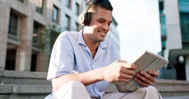 Zene Tabletta Pihenjen Ember Városban Streaming Szolgáltatás Boldogság Közösségi Média — Stock videók