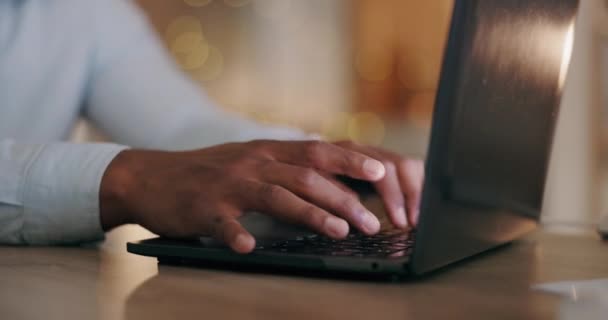 Χέρια Άνθρωπος Και Πληκτρολογώντας Στο Φορητό Υπολογιστή Νύχτα Στο Γραφείο — Αρχείο Βίντεο