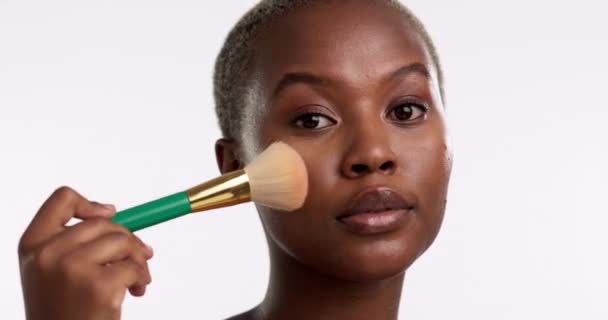 Schoonheid Make Borstel Met Het Gezicht Van Zwarte Vrouw Voor — Stockvideo