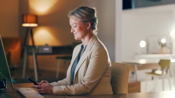 Geschäftsfrau Tippen Auf Dem Smartphone Kommunikation Mit Der Technologie Chat — Stockvideo