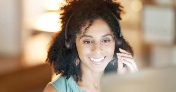 Gesicht Lustige Oder Glückliche Frau Call Center Eines Telekommunikationsunternehmens Der — Stockvideo