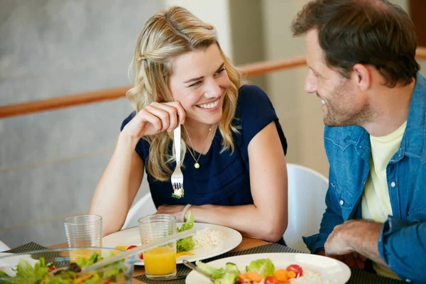 Gutes Essen Gute Zeiten Ein Paar Genießt Eine Gemeinsame Mahlzeit — Stockfoto