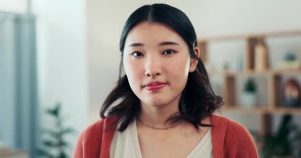 거실에서 행복하고 여자가 주말에 집에서 명랑하고 모습을 초상화 그리고 동양인 — 비디오