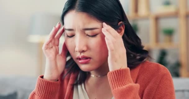 压力和女人与头痛 精神健康和头晕的感觉在客厅 抑郁和问题 亚洲女性和偏头痛患者在休息 紧张和肌肉紧张中的焦虑和倦怠 — 图库视频影像
