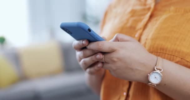 Closeup retrato de uma jovem bonita jogando jogo online para celular em um  telefone inteligente menina adolescente joga o jogo no celular gamer  jogando jogo online em smartphone no quarto escuro luz azul e rosa de néon