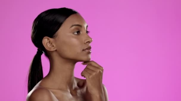 Serious Gesicht Und Indische Frau Mit Hautpflege Schönheitsbehandlung Und Profil — Stockvideo