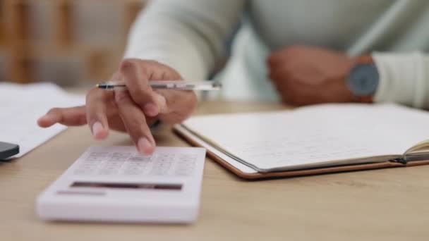 Presupuesto Cuaderno Cálculo Con Manos Hombre Escribiendo Para Planificación Pagos — Vídeo de stock
