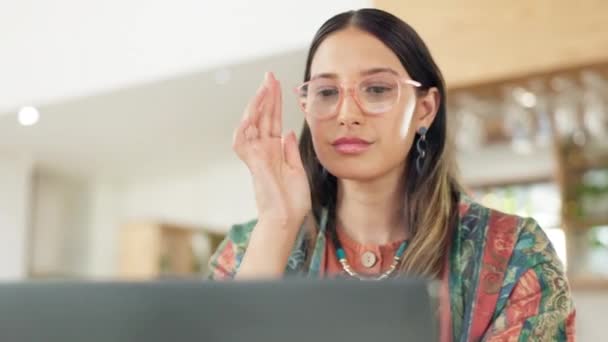Mujer Negocios Portátil Gafas Ajuste Para Informe Lectura Correo Electrónico — Vídeo de stock