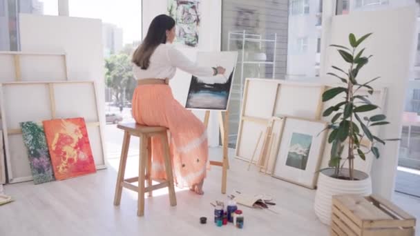 Retrato Pintor Mujer Pintando Sobre Lienzo Sala Galería Arte Estudio — Vídeos de Stock