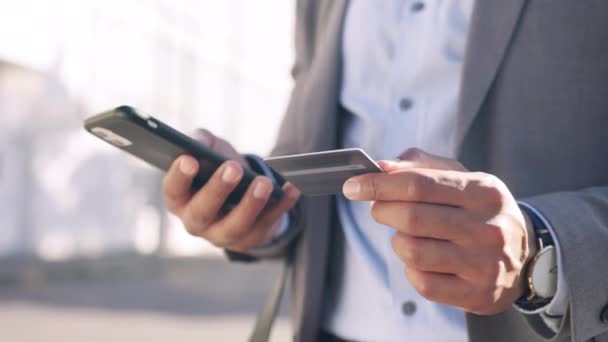 Dłonie Telefon Karta Kredytowa Przez Biznesmena Mieście Zakupy Online Commerce — Wideo stockowe