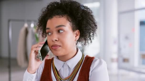 Panggilan Telepon Diskusi Dan Bisnis Wanita Berbicara Kantor Untuk Jaringan — Stok Video
