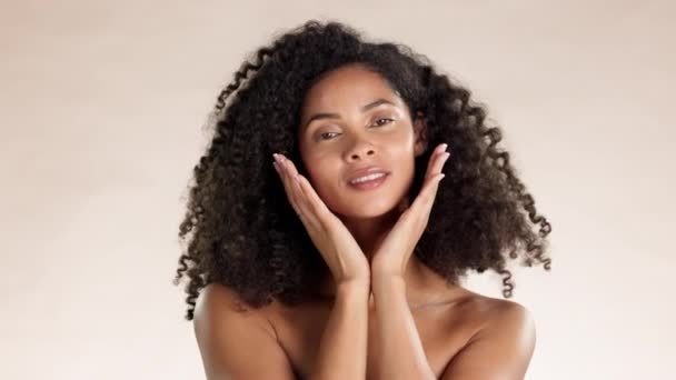 Skincare Mani Sul Viso Donna Con Sorriso Benessere Bagliore Della — Video Stock