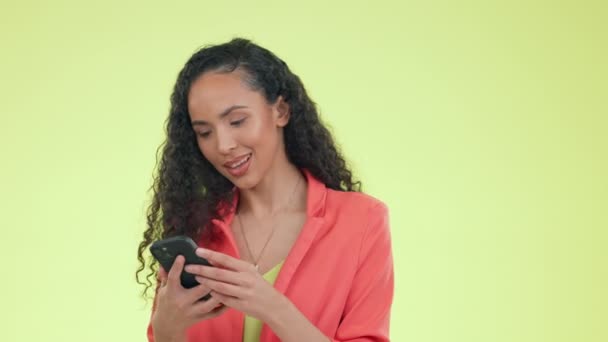Телефонний Дзвінок Щастя Жінка Студії Розмовляють Мережевою Мобільною Розмовою Ізольований — стокове відео