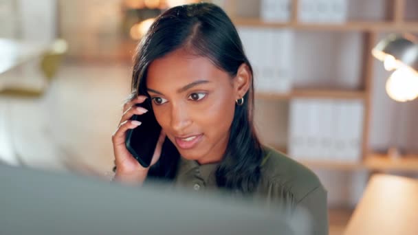 Telefoongesprek Praten Zakenvrouw Kantoor Chatten Spreken Met Contact Nachttechnologie Mobiele — Stockvideo