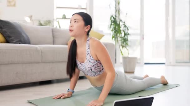Yoga Cobra Mulher Com Tablet Aula Line Fitness Treino Para — Vídeo de Stock