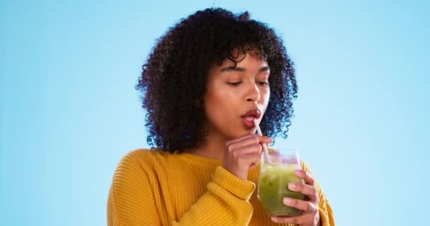 陽気な女性と体重減少ドリンクを飲む人の健康的なスムージー グラス ブルースタジオの背景と女性は健康と健康のための野菜 栄養とデトックスシェイクを飲みます — ストック動画