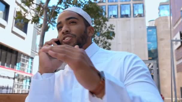 Telefon Görüşmesi Seyahat Müslüman Bir Adam Şehirde Şehir Tatili Macera — Stok video
