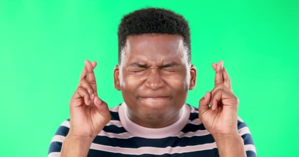 Suerte Pantalla Verde Hombre Negro Dedos Cruzados Esperanza Deseo Preocupado — Vídeo de stock