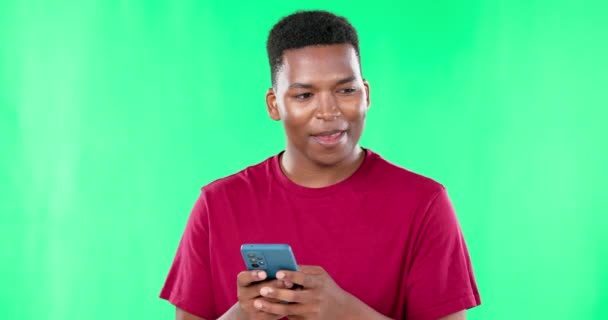 Τηλέφωνο Γραπτό Μήνυμα Και Μαύρος Άνδρας Στούντιο Πράσινης Οθόνης Που — Αρχείο Βίντεο
