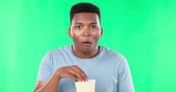 Zielony Ekran Twarz Czarny Człowiek Jedzący Popcorn Podczas Oglądania Filmu — Wideo stockowe