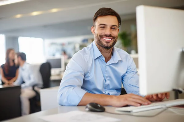 あなたは仕事でその生産的な一日を賭ける 仕事机でコンピュータを使って幸せなビジネスマンの肖像画 — ストック写真