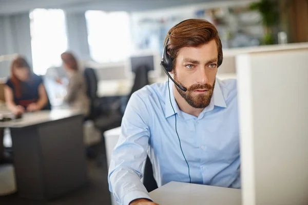 Satış Yapmak Için Görevdeyim Masasında Kulaklık Bilgisayarla Çalışan Bir Adam — Stok fotoğraf