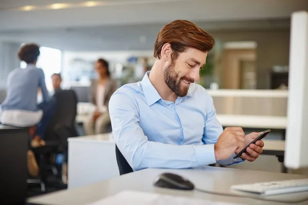 接続され 知っていること 仕事机で携帯電話を使って幸せなビジネスマンが — ストック写真