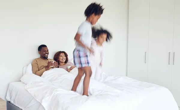 Liefde Ouders Bed Kinderen Springen Quality Time Geluk Met Hechting — Stockfoto