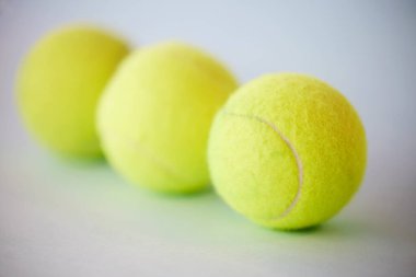 Spor, tenis topu ve antrenman, egzersiz ve rekabetçi maç için zemin. Yeşil, atlet sağlığı ve hobisi için ekipman ve toplar..